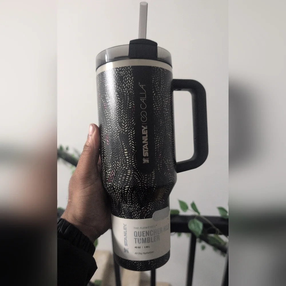 Stanley Calia Black and White Insulated 40oz Quencher Tumbler NWOB - Picture 2 of 3
